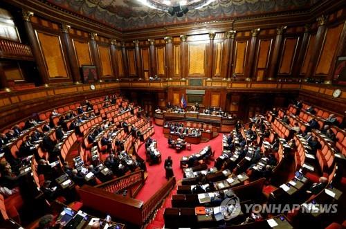 투표를 하고 있는 이탈리아 상원 [로이터=연합뉴스]
