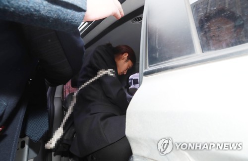 (서울=연합뉴스) 한종찬 기자 = 성관계 동영상을 불법적으로 촬영·유통한 혐의를 받는 가수 정준영이 21일 서울중앙지법에서 열린 구속 전 피의자 심문(영장실질심사)을 마치고 차량에 탑승하고 있다. 정준영의 구속여부는 이날 저녁께 나올 것으로 보인다. saba@yna.co.kr