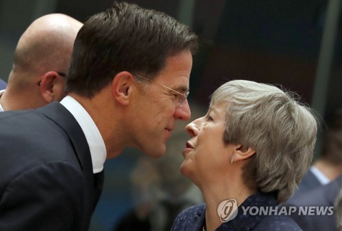 뤼테 네덜란드 총리(좌)와 인사하는 메이 영국 총리(우) [AP=연합뉴스]