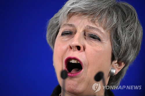 EU 정상회의서 브렉시트 연기 방안 설명하는 메이 英총리(브뤼셀 AFP=연합뉴스) 테리사 메이 영국 총리가 21일(현지시간) 벨기에 브뤼셀에서 열린 유럽연합(EU) 정상회의에서 연설하고 있다. 이날 연설에서 메이 총리는 영국이 EU에 제시한 브렉시트 연기 방안에 대해 EU 회원국 정상들에게 설명하고 협조를 요청했다. ymarshal@yna.co.kr