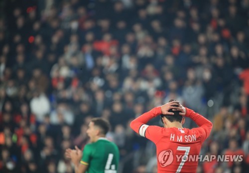 손흥민, '안들어가네'(울산=연합뉴스) 한종찬 기자 = 22일 오후 울산 문수축구경기장에서 열린 대한민국 남자 축구대표팀과 볼리비아의 평가전. 손흥민이 골찬스를 놓친 뒤 아쉬워하고 있다. 2019.3.22 saba@yna.co.kr