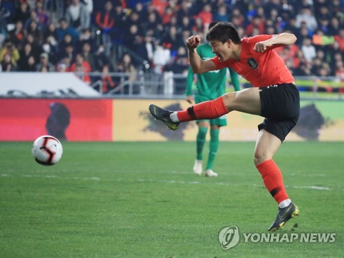권창훈, '슛;(울산=연합뉴스) 한종찬 기자 = 22일 오후 울산 문수축구경기장에서 열린 대한민국 남자 축구대표팀과 볼리비아의 평가전. 권창훈이 슛하고 있다. 2019.3.22 saba@yna.co.kr