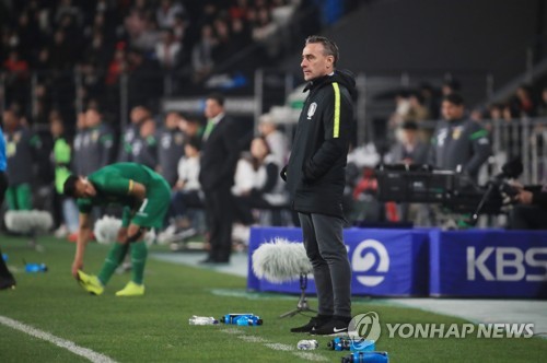 고심 속의 벤투(울산=연합뉴스) 한종찬 기자 = 22일 오후 울산 문수축구경기장에서 열린 대한민국 남자 축구대표팀과 볼리비아의 평가전. 벤투 감독이 선수들의 모습을 바라보고 있다. 2019.3.22 saba@yna.co.kr