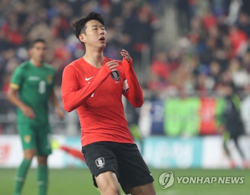 손흥민 '아…'(울산=연합뉴스) 김용태 기자 = 22일 오후 울산 문수축구경기장에서 열린 대한민국 남자 축구대표팀과 볼리비아의 평가전. 손흥민이 결정적인 골 기회를 놓치고 아쉬워하고 있다. 2019.3.22 yongtae@yna.co.kr