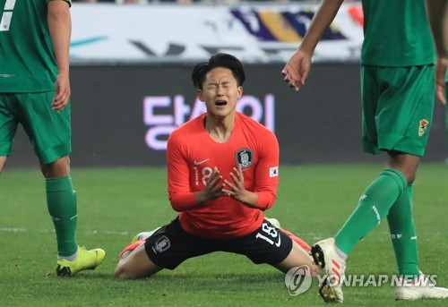 아쉬워 하는 이승우(울산=연합뉴스) 한종찬 기자 = 22일 오후 울산 문수축구경기장에서 열린 대한민국 남자 축구대표팀과 볼리비아의 평가전. 이승우가 슛이 빗나가자 아쉬워하고 있다. 2019.3.22 saba@yna.co.kr