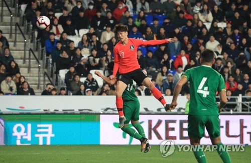 헤딩골 넣는 이청용(울산=연합뉴스) 한종찬 기자 = 22일 오후 울산 문수축구경기장에서 열린 대한민국 남자 축구대표팀과 볼리비아의 평가전. 이청용이 헤딩골을 넣고 있다. 2019.3.22 saba@yna.co.kr