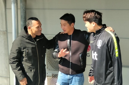 김민재 만난 모라이스 전북 감독    (울산=연합뉴스) 최송아 기자 = 조제 모라이스 전북 현대 감독(왼쪽)이 23일 울산종합운동장에서 열린 국가대표팀 훈련에 앞서 김민재(오른쪽)와 인사하고 있다.