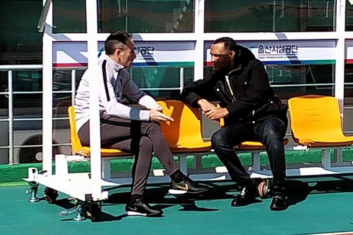 대화 나누는 벤투 감독과 모라이스 감독[촬영 최송아]