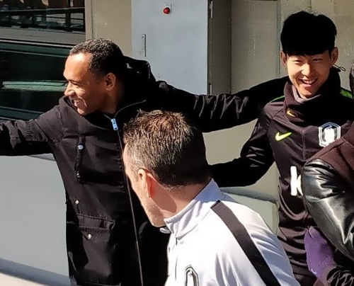 손흥민과 모라이스 전북 감독    (울산=연합뉴스) 최송아 기자 = 조제 모라이스 전북 현대 감독이 23일 울산종합운동장에서 열린 국가대표팀 훈련에 앞서 손흥민 등과 인사하고 있다.