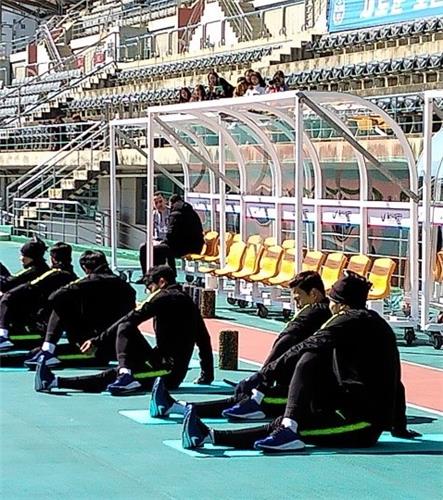 팬들이 지켜보는 가운데 회복훈련하는 선수들[촬영 최송아]