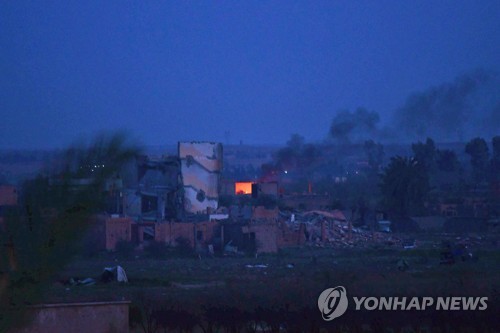 22일 밤 시리아 동부 IS 진영에서 솟는 연기      [AFP=연합뉴스]