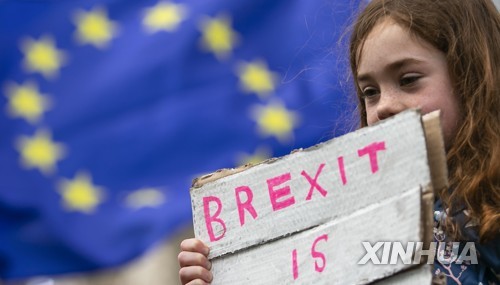 "국민에게 맡겨달라"라는 손팻말을 든 소녀. [신화=연합뉴스]