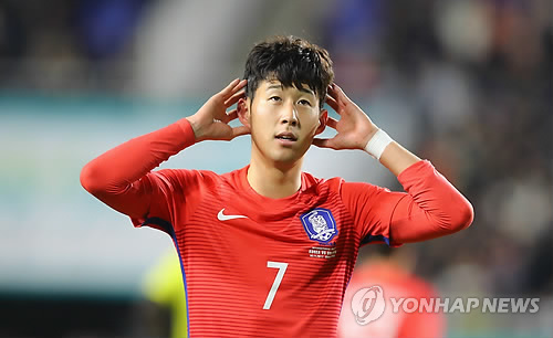 손흥민 두번째 골(수원=연합뉴스) 황광모 기자 = 10일 오후 경기도 수원월드컵경기장에서 열린 축구 국가대표 평가전 대한민국과 콜롬비아의 경기. 손흥민이 두번째 골을 성공한 후 환호하고 있다. 2017.11.10 hkmpooh@yna.co.kr