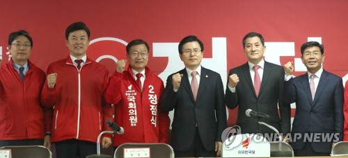 자유한국당 통영서 최고위 열어(통영=연합뉴스) 김동민 기자 = 자유한국당 황교안 대표(오른쪽 세번째)가 18일 오후 경남 통영시 북신동  4·3 보궐선거 통영·고성지역 정점식 후보 사무실에서 열린 최고위원회의에 앞서 최고위원과 촬영하고 있다. 2019.3.18 image@yna.co.kr