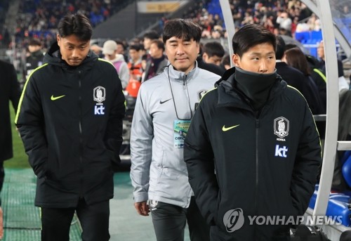 백승호ㆍ이강인, 시작은 벤치(울산=연합뉴스) 한종찬 기자 = 22일 오후 울산 문수축구경기장에서 열린 대한민국 남자 축구대표팀과 볼리비아의 평가전. 백승호(왼쪽)와 이강인이 벤치로 향하고 있다. 2019.3.22 saba@yna.co.kr