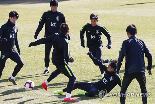 이승우-이강인 '훈련도 실전처럼'(파주=연합뉴스) 윤동진 기자 = 24일 오후 경기도 파주시 축구대표팀트레이닝센터(NFC)에서 열린 남자 축구 A대표팀 훈련에서 이승우, 이강인을 비롯한 선수들이 공을 뺏으며 몸을 풀고 있다. 2019.3.24 mon@yna.co.kr