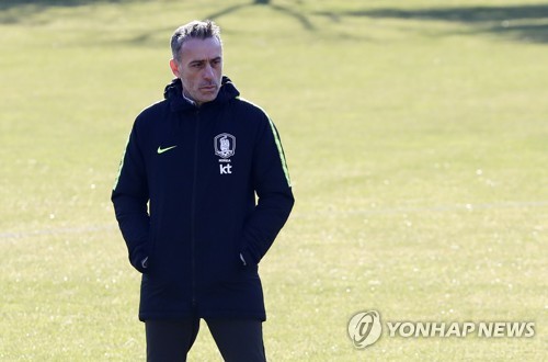 벤투 감독 '무슨 생각'(파주=연합뉴스) 윤동진 기자 = 24일 오후 경기도 파주시 축구대표팀트레이닝센터(NFC)에서 열린 남자 축구 A대표팀 훈련에서 벤투 감독이 선수들을 지켜보고 있다. 2019.3.24 mon@yna.co.kr