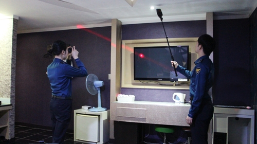 숙박업소 내 불법 카메라 점검부산경찰청 제공