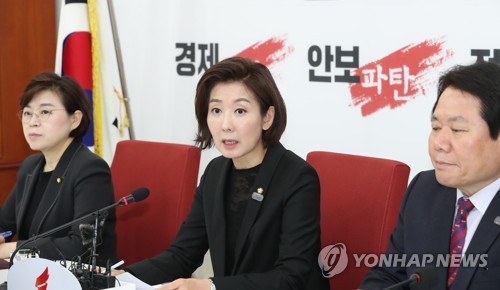 나경원 원내대표 기자간담회(서울=연합뉴스) 이진욱 기자 = 자유한국당 나경원 원내대표가 25일 오전 국회에서 최근 현안 관련 기자간담회를 하고 있다. 2019.3.25 cityboy@yna.co.kr