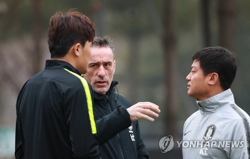 벤투 감독, 김민재에게 어떤 주문?(파주=연합뉴스) 홍해인 기자 = 남자 축구 A대표팀 파울루 벤투 감독이 콜롬비아와의 평가전을 앞두고 25일 오전 경기도 파주시 축구대표팀 트레이닝센터(NFC)에서 훈련을 시작하기에 앞서 수비수 김민재와 대화하고 있다. 2019.3.25 hihong@yna.co.kr
