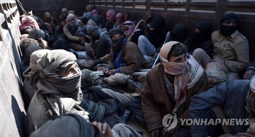 이달 초 시리아 동부에서 SDF에 투항한 IS 가담자와 민간인     [EPA=연합뉴스]
