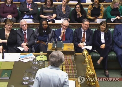 메이 총리의 발언을 지켜보는 코빈 대표 등 노동당 의원들 [EPA=연합뉴스]