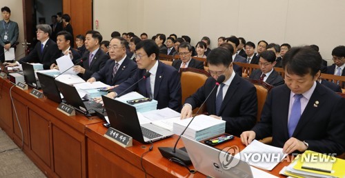 국회 기재위 전체회의(서울=연합뉴스) 하사헌 기자 = 강신욱 통계청장(왼쪽부터),  김영문 관세청장, 구윤철 기재부 제2차관, 홍남기 경제부총리, 이호승 기재부 제1차관, 이은항 국세청 차장, 정무경 조달청장이 26일 오전 열린 국회 기획재정위 전체회의에 출석, 업무보고 준비를 하고 있다. 2019.3.26 toadboy@yna.co.kr