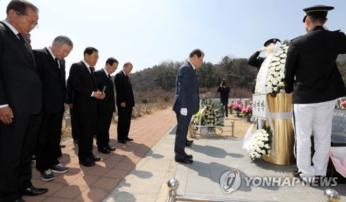 MB 대신 천안함 참배(대전=연합뉴스) 이재림 기자 = 26일 대전 유성구 국립대전현충원 천안함 용사 묘역에서 정정길 전 대통령실장(가운데)을 비롯한 이명박(MB) 전 대통령 측근이 이 전 대통령 명의 화환을 헌화하고서 묵념하고 있다. 2019.3.26