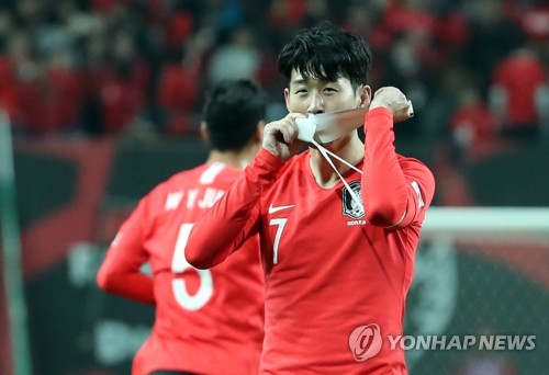 내가 주장 손흥민(서울=연합뉴스) 서명곤 기자 = 26일 오후 서울 마포구 서울월드컵경기장에서 열린 대한민국 남자 축구대표팀과 콜롬비아와의 평가전. 손흥민이 골을 넣은 뒤 주장 완장에 키스하고 있다. 2019.3.26 seephoto@yna.co.kr