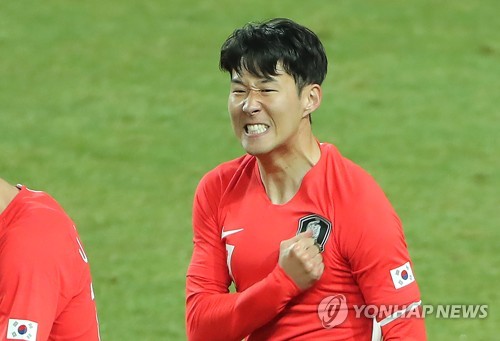 손흥민, 골 가뭄 끝내고 포효!(서울=연합뉴스) 이정훈 기자 = 26일 서울월드컵경기장에서 열린 대한민국 남자 축구대표팀과 콜롬비아와의 평가전. 
    손흥민이 선제골을 넣은 뒤 벤투 감독을 향해 포효하고 있다. 2019.3.26 uwg806@yna.co.kr