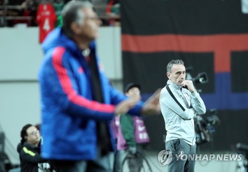 벤투와 케이로스(서울=연합뉴스) 서명곤 기자 = 26일 오후 서울 마포구 서울월드컵경기장에서 열린 대한민국 남자 축구대표팀과 콜롬비아와의 평가전. 벤투 감독이 경기를 지켜보고 있다. 왼쪽은 콜롬비아 카를루스 케이로스 감독. 2019.3.26 seephoto@yna.co.kr