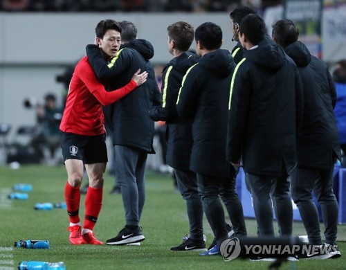 잘했어(서울=연합뉴스) 박동주 기자 = 26일 서울월드컵경기장에서 열린 대한민국 축구대표팀과 콜롬비아와의 평가전. 이재성이 교체되며 벤투 감독의 격려를 받고 있다. 2019.3.26 pdj6635@yna.co.kr