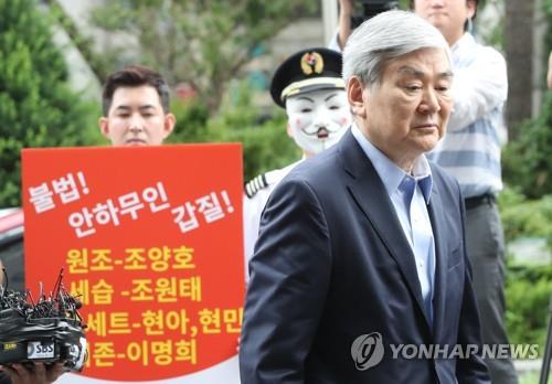 '조양호 회장 일가 갑질 규탄'(서울=연합뉴스) 김주성 기자 = 수백억원대 상속세 탈루 등 비리 의혹을 받는 조양호 한진그룹 회장이 28일 오전 서울 양천구 서울남부지검에 피의자 신분으로 출석하고 있다. 소환 모습을 지켜보던 '땅콩회항' 피해자인 박창진 전 사무장과 가면을 쓴 대한항공 조종사가 조 회장 일가의 갑질을 규탄하고 있다. 2018.6.28