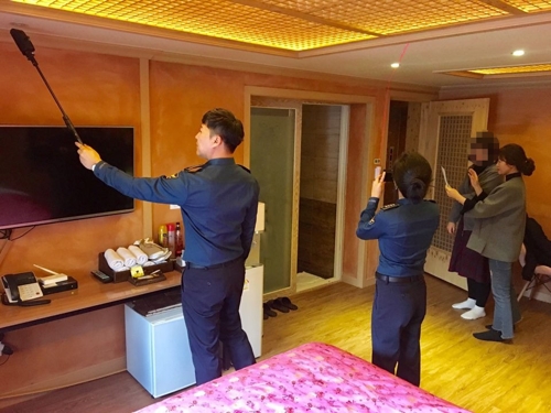 숙박업소 합동점검 모습.[전북경찰청 제공]