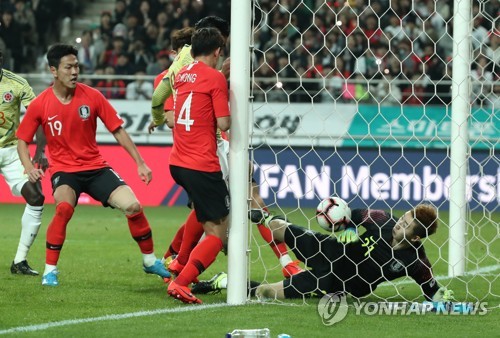 조현우 눈부신 선방(서울=연합뉴스) 서명곤 기자 = 26일 오후 서울 마포구 서울월드컵경기장에서 열린 대한민국 남자 축구대표팀과 콜롬비아와의 평가전.  조현우가 슛을 막아내고 있다. 2019.3.26 seephoto@yna.co.kr