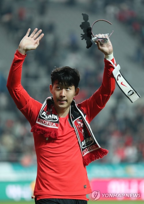 응원 감사합니다(서울=연합뉴스) 박동주 기자 = 26일 서울월드컵경기장에서 열린 대한민국 축구대표팀과 콜롬비아와의 평가전이 끝난후 손흥민이 그라운드를 돌고 있다. 2019.3.26 pdj6635@yna.co.kr