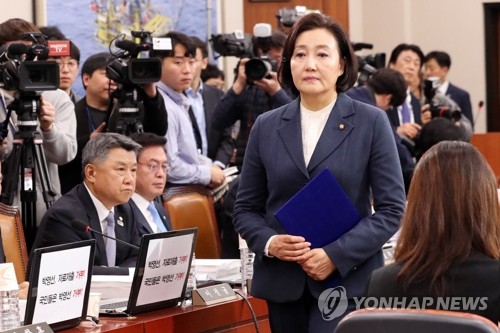 박영선 후보자 '자료제출 거부' 비판하는 한국당 의원들(서울=연합뉴스) 이진욱 기자 = 박영선 중소벤처기업부 장관 후보자가 27일 국회 산업통상자원중소벤처기업위원회 인사청문회에서 선서문을 전달하기 위해 위원장석으로 향하고 있다. 한국당 소속 산업위원들이 "박 후보자는 세금 지각 납부, 장남의 고액 외국인 학교 입학, 재산 축소신고 등 여러 의혹에 대한 자료제출을 청문회 하루 전인 오늘까지 거부하고 있다"면서 각 좌석 앞에 비판 문구를 세워놓고 있다. 2019.3.27 cityboy@yna.co.kr
