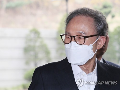 이명박 전 대통령, 항소심 속행공판 출석(서울=연합뉴스) 이지은 기자 = 이명박 전 대통령이 27일 오후 서울 서초구 서울고등법원에서 열린 항소심 속행 공판에 출석하기 위해 법정으로 향하고 있다. 2019.3.27 jieunlee@yna.co.kr