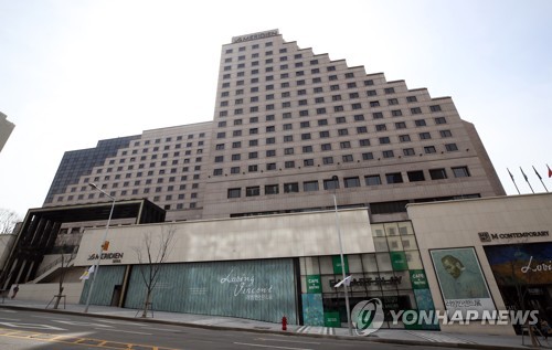 르메르디앙 서울 호텔(서울=연합뉴스) 임헌정 기자 = 마약과 성범죄 등 각종 의혹이 속속 확인되며 경찰의 집중적인 수사를 받는 클럽 버닝썬의 최대 주주 전원산업이 관계사를 통해 버닝썬이 있던 르메르디앙 호텔에 100억 원을 투자한 것으로 파악됐다.
르메르디앙 호텔 운영사인 전원산업이 관계사를 우회하는 수법으로 호텔에 거액을 끌어들였고, 일부가 버닝썬 운영자금으로 사용된 것 아니냐는 의혹이 제기된다.
사진은 18일 서울 강남구 르메르디앙 서울 호텔 전경. 2019.3.18 kane@yna.co.kr