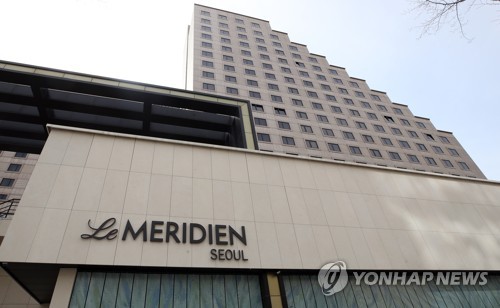 골프장 돈 100억, 르메르디앙 호텔로…'버닝썬' 전용 의혹(서울=연합뉴스) 임헌정 기자 = 마약과 성범죄 등 각종 의혹이 속속 확인되며 경찰의 집중적인 수사를 받는 클럽 버닝썬의 최대 주주 전원산업이 관계사를 통해 버닝썬이 있던 르메르디앙 호텔에 100억 원을 투자한 것으로 파악됐다.
르메르디앙 호텔 운영사인 전원산업이 관계사를 우회하는 수법으로 호텔에 거액을 끌어들였고, 일부가 버닝썬 운영자금으로 사용된 것 아니냐는 의혹이 제기된다.
사진은 18일 서울 강남구 르메르디앙 서울 호텔 전경. 2019.3.18 kane@yna.co.kr