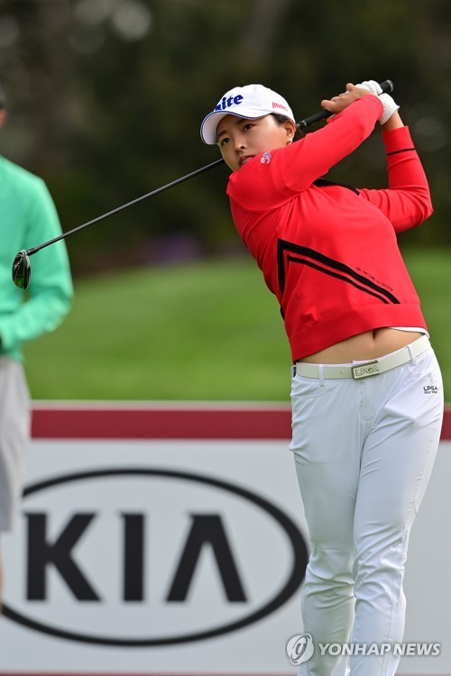 '기아 클래식' 연습하는 고진영(서울=연합뉴스) 27일(현지시간) 미국 캘리포니아주 칼스배드의 아비아라 골프클럽에서 열린 LPGA 투어 기아 클래식 연습라운드 중 고진영이 티샷하고 있다. 2019.3.28 [Gabe Roux/LPGA 제공] photo@yna.co.kr