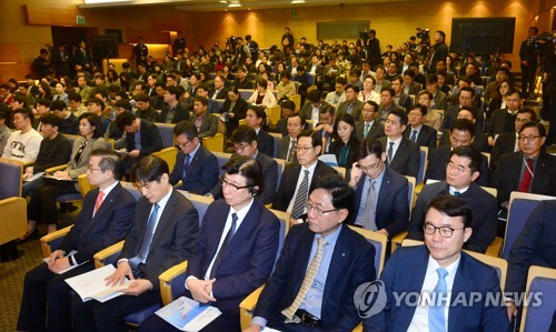 아시아나항공 주주총회, 무거운 분위기(서울=연합뉴스) 이정훈 기자 = 29일 오전 서울 강서구 오쇠동 아시아나항공 본사에서 열린 주주총회에 참석한 주주들이 김수천 대표이사의 인사말을 듣고 있다. 2019.3.29