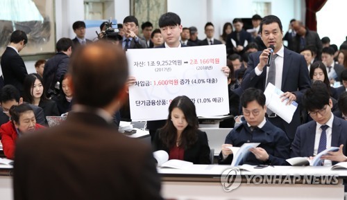 이의 제기하는 참석자(서울=연합뉴스) 김도훈 기자 = 29일 오전 서울 중구 한진빌딩에서 열린 한진칼 제6기 정기 주주총회에서 참석자가 재무제표 및 연결재무제표 승인의 건과 관련해 석태수 대표에게 이의를 제기하고 있다. 2019.3.29 superdoo82@yna.co.kr