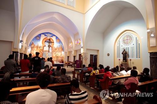 교황의 모로코 방문을 앞두고 모로코 수도 라바트에서 가톨릭 신자들이 미사를 드리고 있다. [로이터=연합뉴스]