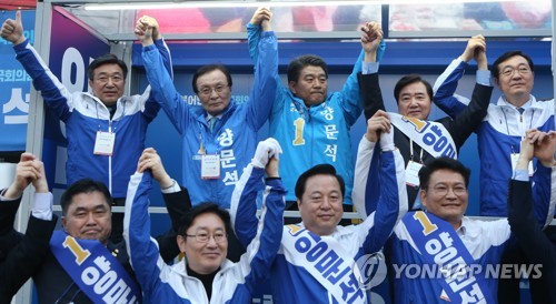 통영 찾은 민주당(통영=연합뉴스) 박정헌 기자 = 더불어민주당 이해찬 대표(위 왼쪽 두 번째)와 민주당 의원들이 29일 오후 경남 통영시 삼성생명 건물 앞에서 양문석 통영고성 후보 지지를 호소하고 있다. 2019.3.29 home1223@yna.co.kr