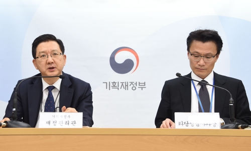 이승철(왼쪽) 기획재정부 재정관리관과 임영진 기획재정부 타당성심사과장이 2019년 4월 2일 오후 정부세종청사에서 '예비타당성조사 제도 개편방안'에 관해 브리핑하고 있다 [기획재정부 제공]