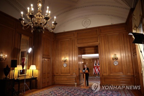 총리 관저에서 성명을 발표하는 테리사 메이 영국 총리 [AFP=연합뉴스]