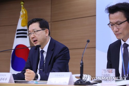 균형발전·조사기관 다원화…20년 만에 예타제도 개편(세종=연합뉴스) 진성철 기자 = 이승철 기획재정부 재정관리관이 2일 세종시 정부세종청사 기획재정부에서 균형발전과 조사기관 다원화 등의 예비타당성조사 제도의 개편방향에 관해 설명하고 있다. 오른쪽은 임영진 타당성심사과장.  zjin@yna.co.kr