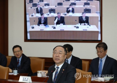 경제활력대책회의에서 발언하는 홍남기 부총리(서울=연합뉴스) 박동주 기자 = 홍남기 경제부총리 겸 기획재정부 장관이 3일 오전 정부서울청사에서 열린 경제활력대책회의에서 발언하고 있다. pdj6635@yna.co.kr