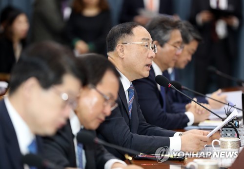 경제활력대책회의에서 발언하는 홍남기 부총리(서울=연합뉴스) 박동주 기자 = 홍남기 경제부총리 겸 기획재정부 장관이 3일 오전 정부서울청사에서 열린 경제활력대책회의에서 발언하고 있다. pdj6635@yna.co.kr